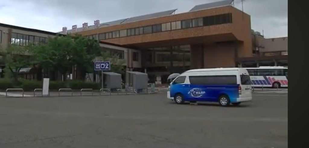 秋田空港出口2付近と書かれた看板の近くです